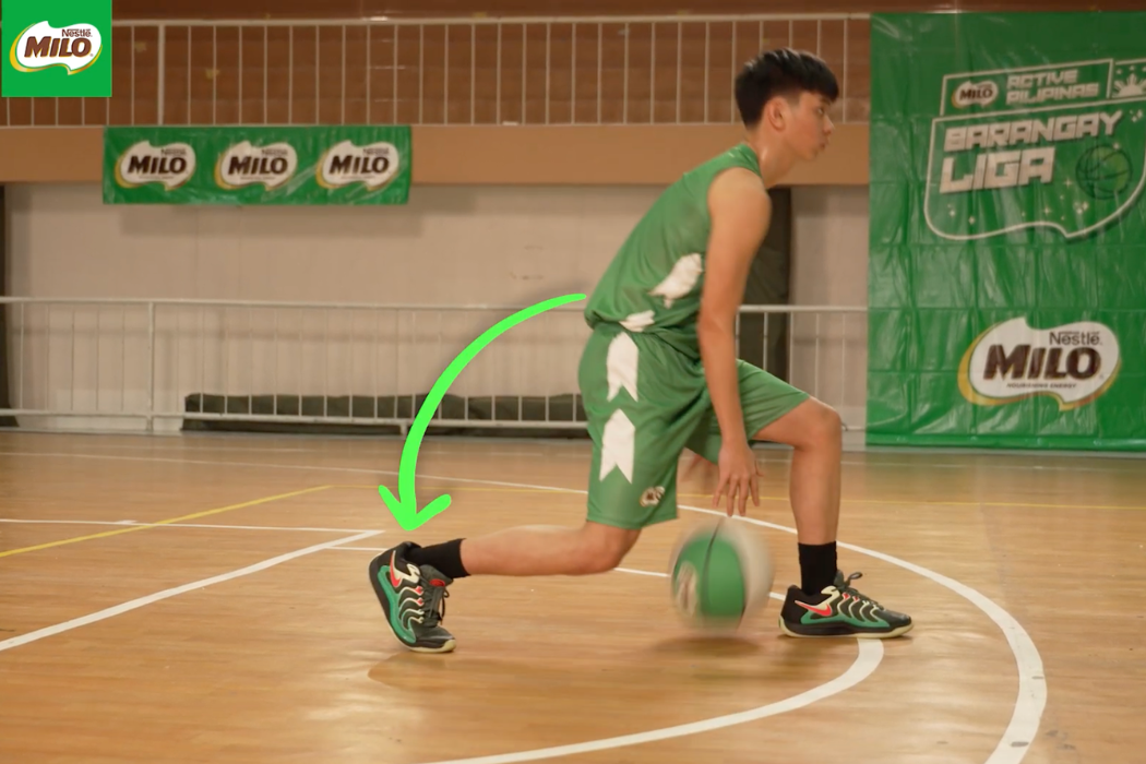 06- V-Dribbling between the legs